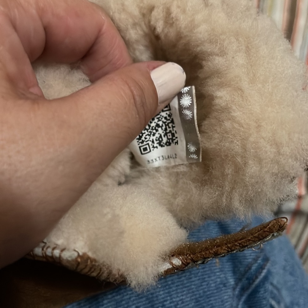 UGG - Picture 3 of 4